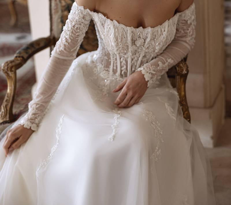 robe de mariée princesse col bateau en dentelle à Marseille